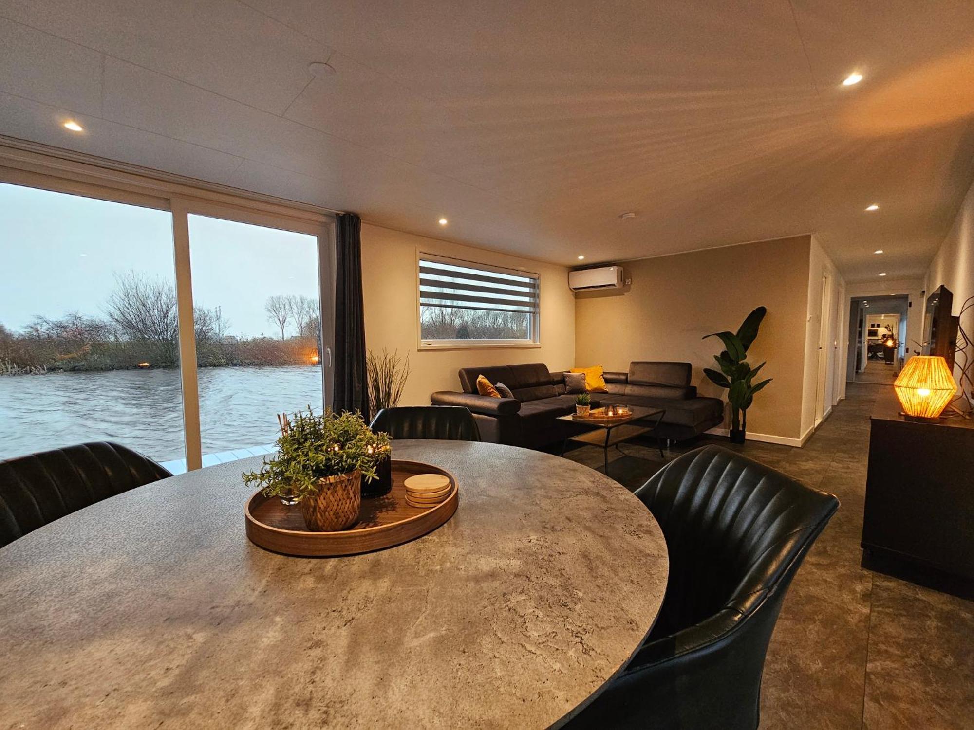 Luxe Woonboot In De Natuur Evt Met Console Bootje! Leeuwarden Kültér fotó
